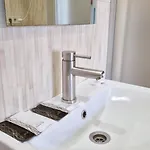 в центрі одеси біля дерибасівської вулиці та оперного театру Grotess