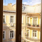 דירה в центрі одеси біля дерибасівської вулиці та оперного театру Grotess