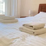 в центрі одеси біля дерибасівської вулиці та оперного театру Grotess