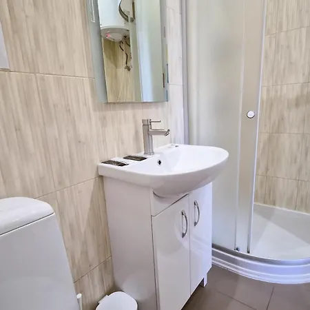 в центрі одеси біля дерибасівської вулиці та оперного театру Grotess Daire