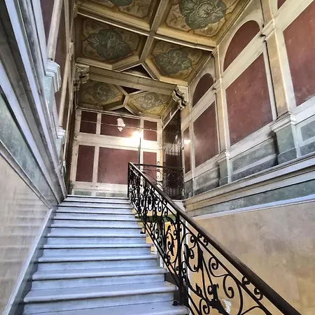 в центрі одеси біля дерибасівської вулиці та оперного театру Grotess *