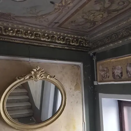 в центрі одеси біля дерибасівської вулиці та оперного театру Grotess * Odessa