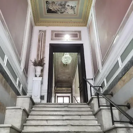 в центрі одеси біля дерибасівської вулиці та оперного театру Grotess * Odessa