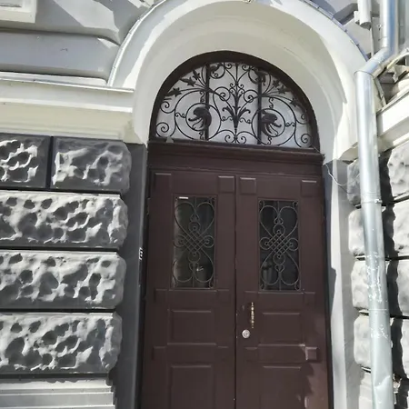 в центрі одеси біля дерибасівської вулиці та оперного театру Grotess Одеса