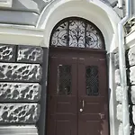 в центрі одеси біля дерибасівської вулиці та оперного театру Grotess Odessa