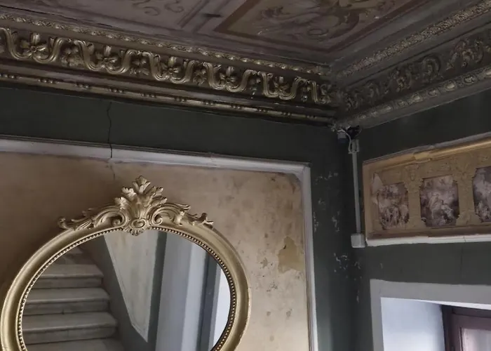 в центрі одеси біля дерибасівської вулиці та оперного театру Grotess * Odesa