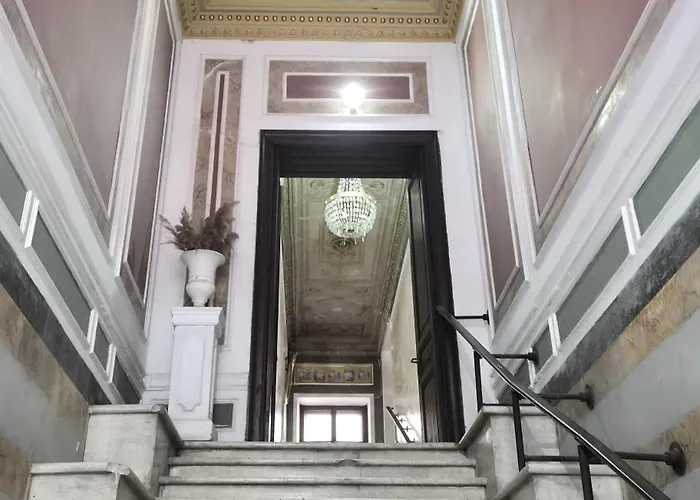 в центрі одеси біля дерибасівської вулиці та оперного театру Grotess * Odesa