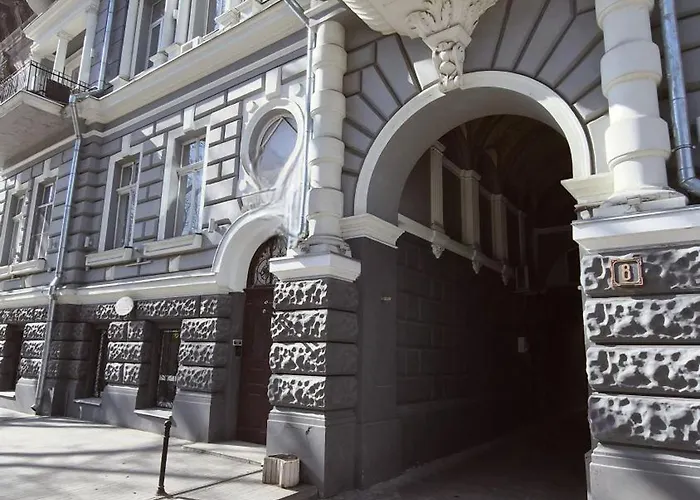 в центрі одеси біля дерибасівської вулиці та оперного театру Grotess Apartment Odesa